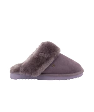 Die Warmbat damespantoffels bieden een luxe combinatie van comfort en stijlvol design. De buitenkant is gemaakt van hoogwaardig nubuckleer, dat niet alleen elegant uitziet, maar ook optimale bescherming biedt tegen kou en schokken. Het fluwelige nubuckleer zorgt voor een zachte, aangename touch, terwijl de warme voering uw voeten lekker warm houdt - ideaal voor koude dagen. Dankzij de ademende materialen geniet u de hele dag van een fris draaggevoel. De EVA-rubberen zool zorgt voor extra comfort en stabiliteit bij elke stap. Met verfijnde labeldetails zijn deze slippers niet alleen praktisch, maar ook een echte blikvanger. Een must-have voor iedereen die comfort en stijl in balans wil brengen!