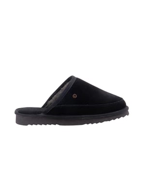 De Warmbat herenpantoffels combineren comfort en elegantie in perfecte harmonie. Met een buitenkant van hoogwaardig suède stralen ze tijdloze klasse uit en bieden ze tegelijkertijd optimale bescherming tegen kou en stoten. Het luxe fluweel-suède zorgt voor een aangenaam zachte aanraking en geeft de pantoffels een chique uitstraling. Dankzij de warme voering blijven uw voeten altijd behaaglijk warm, terwijl de ademende materialen zorgen voor een ideale luchtcirculatie. De robuuste EVA-rubberzool garandeert uitstekende grip en duurzaamheid, zodat u zich zowel binnen als buiten comfortabel voelt. Afgewerkt met fijne labeldetails zijn deze pantoffels een stijlvolle metgezel voor koude dagen en maximaal draagcomfort.