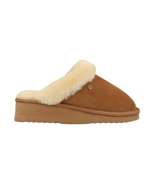 Ontdek de luxe damespantoffels van Warmbat, die uw voeten ook op koude dagen aangenaam warm houden. De buitenkant van hoogwaardig suède geeft de huis-schoenen een elegante uitstraling, terwijl het ademende materiaal zorgt voor een fijn voetklimaat. Dankzij het zachte voering en de EVA-rubberen zool geniet u van een hoog draagcomfort en optimale bescherming tegen kou en schokken. De comfortabele kegelleest ondersteunt uw voeten bij elke stap en zorgt voor extra comfort in het dagelijks leven. Fijne label-details ronden het ontwerp stijlvol af – een echt woongemakstuk voor thuis!