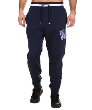 Nike presenteert de 'AIR'-stijl in behaaglijke Franse badstof. - - . De zwarte broek, die je casual stijl terugbrengt, is voorzien van elastische enkelboorden om je sneakers te showen, terwijl een contrasterende streep rond de taille de esthetiek voor op het veld bevestigt. - - . Geweven merkopdruk, 2 zijzakken en één achterzak.
