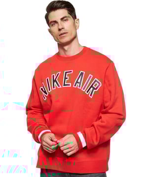 Nike Air Crewneck Sweat, der Swoosh lädt dich ein, in seinem kollegialen Komfort zu schwelgen. Das mit einem auffälligen Branding auf der Brust bedruckte Popover-Modell aus einer Baumwollmischung hat strukturierte Rippstrickbündchen an Kragen, Ärmeln und Saum und ist mit einem gewebten "AIR"-Markenaufnäher im Nacken versehen. Gewebter Markenaufnäher, gerippter Rundhalsausschnitt, Manschetten und Saum.