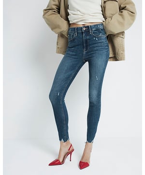 High waisted, Super skinny fit, Denim fabric, Belt loops, Classic 5 pockets, Button and zip fastening