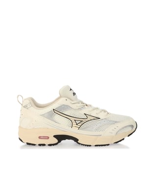 Dames Mizuno MXR Trainers. De MXR weerspiegelt onze wens om de Mizuno 2000 retro-running ervaring te verspreiden, als een uitbreiding van de wereldwijd erkende Wave Rider 10. De MXR naam komt van de Maximizer lijn, een hardlooplijn die al jaren wordt aangeboden op onze binnenlandse markt om Mizuno kwaliteit te leveren aan een breed publiek. Ref: D1GA245104.