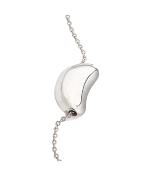 VINTAGE, RRP AS NEW
Bean Pendant by Elsa Peretti Tiffany & Co: Pre-owned Tiffany & Co Bean Pendant in 925 silver taking the shape of a curved bean sliding on a fine jaseron link chain in silver. The bean alone measures approximately 1.8 cm and the chain measures approximately 40 cm. The bean has a shiny polish and is signed Tiffany & Co and Elsa Peretti. Condition: Excellent condition: this pendant has been polished for a perfect finish Details: . 925/1000 silver . Motif size: 18 mm . Chain length: 45 mm . Weight: 6.2 gr - Packaging and Certificates: . Velvet case signed Tiffany & Co in perfect condition. . Certificate of expertise issued by our partner expert.