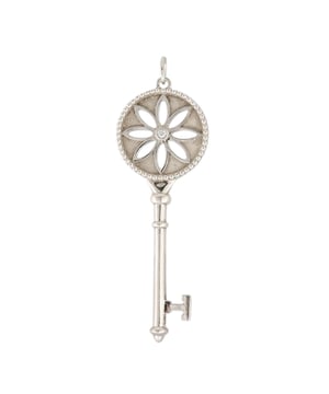VINTAGE, RRP AS NEW
Tiffany & Co Marguerite Key Pendant: Pre-owned Tiffany Daisy Key pendant in 925/1000 silver and diamonds. The pendant features a key measuring approximately 2.2 x 6.8 cm with a top in the shape of a perforated beaded rosette and a center set with a brilliant-cut diamond. The end of the key features a T and on the shaft you can read TIFFANY & Co. 925. The key is held by a thin rounded bail. The pendant is sold without a chain. Signature: Tiffany & Co. Condition: Very good condition - this piece of jewelry has been carefully cleaned by a professional jeweler and repackaged in its original Tiffany & Co. box. Details: - 925/1000 silver - One brilliant-cut diamond - Length: approximately 6.2 cm - Length with bail: approximately 6.8 cm - Width: approximately 2.2 cm - Weight: 9.5 grams Packaging and Certificates: - Original blue cardboard box (Very Good Condition) - Expert certificate issued by our partner expert.