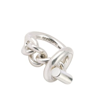VINTAGE, RRP AS NEW
Hermes Croisette GM Ring: Pre-owned Hermes Croisette ring in 925/1000 silver, signed Hermes on the inside. The ring consists of a band, holding in its center a stick, itself held by a significant chain with round links ending in a half bangle. Condition: Excellent condition: this piece of jewelry has been carefully cleaned by a professional jeweler and repackaged. Very few visible signs of wear to the naked eye. Details: . 925/1000 silver. Motif size: 1.9 x 1.7 mm. Width: 3.5 mm. Ring size: 51. Weight: 14.68 gr - Packaging and Certificates: . Original jewelry brand box.. Original jewelry brand pouch.. All our jewelry is delivered with the weprecious Expertise Certificate. This certificate has a unique number corresponding to the Certificate issued by our partner expert, Patrimoine Joaillerie. The Original Certificate, of which we keep the unique copy, can be provided upon customer request.