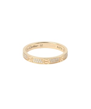 VINTAGE, RRP AS NEW
Cartier Love Small Model Ring: Pre-owned Cartier Love Small Model Ring in 18K yellow gold. The ring consists of a yellow gold band paved with brilliant-cut diamonds on 2 rows with 6 spaced screw motifs. Band width: approximately 2.6 mm. Signature: Cartier and numbered. Condition: Excellent condition: this piece of jewelry has been carefully cleaned by a professional jeweler and repackaged in its original box also marked. Few signs of wear. Very beautiful shine. Details: . 18K Yellow Gold. 2 rows of diamonds. Width 2.6 mm. Finger size: 52. Weight: 2.68 gr - Packaging and Certificates: . New unmarked box. Certificate of expertise issued by our partner expert.