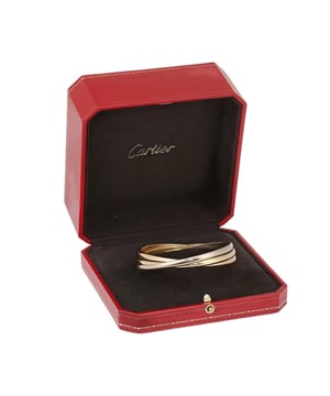 VINTAGE, UVP WIE NEU  
Cartier Trinity MM Bracelet: Vorbesessenes Cartier Trinity MM Armband aus Gelbgold, Roségold und Weißgold 750/1000 (18K). 3 miteinander verwobene Ringe, jeweils 4,7 mm breit. Innendurchmesser 61,3 mm, entspricht Größe 17. Bitte beachten Sie, dass dieses Cartier Trinity Armband in verschiedenen Breiten erhältlich ist. Zustand: Exzellenter Zustand - dieses Stück wurde sorgfältig von einem professionellen Juwelier poliert und gereinigt und in seiner Originalverpackung neu verpackt. Einzelheiten: - Weißgold 750/1000 (18K) - Roségold 750/1000 (18K) - Gelbgold 750/1000 (18K) - Durchmesser: 61,3 mm - Ringbreite: 4,2 mm - Gewicht: 62,42 Gramm - Verpackung und Zertifikate: - Lederetui und original rote Box (Exzellenter Zustand) - Rotes Cartier Reiseetui - Echtheitszertifikat ausgestellt von unserem Partnerexperten.