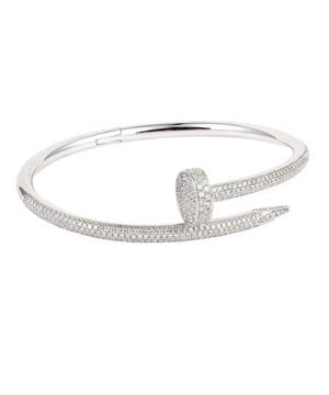 VINTAGE, UVP WIE NEU  
Cartier Juste un Clou Armband: Vorbesitztes Cartier Juste un Clou Armband aus 18K Weißgold, komplett mit Diamanten besetzt. Das Armband hat ein nagelähnliches Design, das elegant um das Handgelenk gewickelt wird. Unterzeichnet und authentifiziert von Cartier. Zustand: Ausgezeichneter Zustand - dieses Stück wurde sorgfältig von einem professionellen Juwelier gereinigt und umverpackt. Nur sehr wenige sichtbare Gebrauchsspuren mit bloßem Auge. Einzelheiten: - 18K Weißgold. - Brillant geschliffenes Diamant-Pave. - Breite 3,5 mm (für Größe 17). - Gewicht: 33,1 Gramm. Verpackung und Zertifikate: - Box oder Beutel diskret von weprecious signiert. - Alle unsere Schmuckstücke sind mit dem weprecious Zertifikat der Expertise versehen. Dieses Zertifikat besitzt eine eindeutige Nummer, die dem Zertifikat entspricht, das von unserem Partnerexperten Patrimoine Joaillerie ausgestellt wurde. Das Originalzertifikat, von dem wir eine einmalige Kopie aufbewahren, kann auf Anfrage des Kunden zur Verfügung gestellt werden.