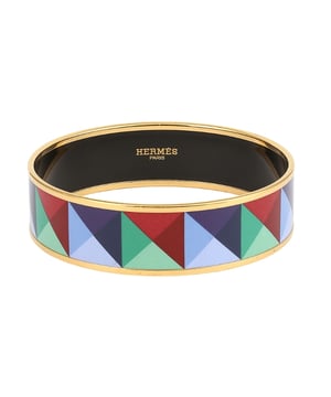 VINTAGE, RRP AS NEW
Hermes Enamel Bangle Bracelet: Pre-owned Hermes Enamel Bangle Bracelet. Wide bracelet, in enamel, gold finish with geometric motifs in colors. The width of the bracelet is approximately 20 mm. Diameter 7 cm. Iconic model of the Hermès house. Condition: Very good condition: this piece of jewelry has been carefully cleaned by a professional jeweler and repackaged in its case. Details: . Gold plated. Colorful enamel triangles. Width: approximately 20 mm
. Diameter: 7 cm
. Circumference: approximately 20.5 cm. Weight: 38.10 gr - Packaging and Certificates: .Box or pouch discreetly signed weprecious.. All our jewelry is delivered with the weprecious Certificate of Expertise. This certificate bears a unique number corresponding to the Certificate issued by our partner expert, Patrimoine Joaillerie. The Original Certificate, of which we keep the unique copy, can be provided upon request from the customer.