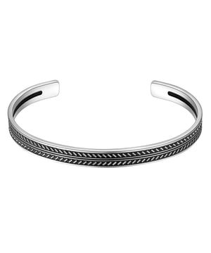 Even in ancient times, bracelets were considered popular men's jewelry and the True Rebels label reinterprets the masculine status symbol: Made for the active everyday life of young rebels, the modern version is made of durable stainless steel - scratch-resistant, water-resistant and easy to care for. Special highlight: The dark rhodium finish in a cool tribal pattern makes the cuff an eye-catcher. With light pressure, the flexible bangle can be easily adjusted to your wrist, without any closure. The clasp rounds off leisure outfits and adds casual accents to a festive suit.