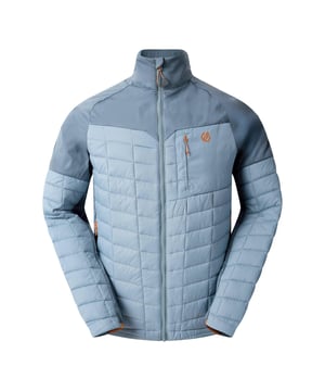51% Recyceltes Polyester, 49% Polyester. Gewebe: Ilus Core Stretch, Softshell. Design: Kontrast, Logo, Gesteppt. GSM (Gramm pro Quadratmeter): 80. Gewebetechnik: ARED 15/15, Atmungsaktiv, Dauerhaft wasserabweisende Oberfläche, Iloft Eco Air, Leicht. Komprimierbar, Kontrastfarbener Reißverschluss. Langärmlig. Stehkragen. Taschenart: Zwei Seitentaschen, 1 Brusttasche, Reißverschluss. Durchgehender Reißverschluss. Saum: anpassbar. S: 96,52 cm. M: 102 cm. L: 107 cm. XL: 112 cm. XXL: 121,92 cm. 3XL: 129,54 cm.