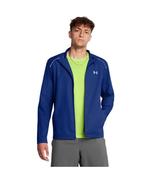 Under Armour Launch Jacket voor heren. Als het weer niet wil meewerken met je hardloopschema, trek dan een laagje aan met een waterbestendig jack dat ook nog eens ongelooflijk licht en ademend is. Dat betekent dat je kunt hardlopen zonder je zorgen te maken over de weersverwachting.- UA Storm-technologie stoot water af zonder in te leveren op ademend vermogen.- Windbestendige constructie beschermt je tegen de elementen.- Lichtgewicht, superduurzame geweven stof.- Veilige handzakken met ritssluiting.- Reflecterende taping voor extra zichtbaarheid bij weinig licht.- Gebruikt een fluorvrije waterafstotende behandeling. Materiaal: 100% polyester. Ref: 1376797432.