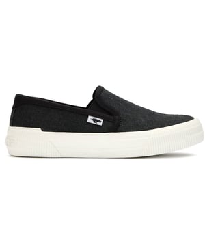 Zapatillas Rocket Dog negras para mujer, con un alegre diseño de huerto, confeccionadas en algodón y suela de goma. Incluyen plantilla acolchada, logo Rocket Dog y suela de goma.