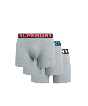 Boxer Superdry Pack x3 Essential Homme Gris Coton. Authentique Vetement de la marque Superdry - design streetwear/sportswear de Superdry - Superdry pour Homme fashion, parfait pour la vie de tous les jours - Boxer Superdry de couleur Gris s'associe parfaitement avec le reste de votre dressing - matiere Coton confortable -   classic - Pack x3 Essential -