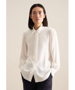 Feminin und elegant: Sorgen Sie für ein stilvolles Erscheinungsbild mit der Hemdbluse von Seidensticker aus der "The Connecting Neutrals" Kollektion. Ob Büro oder Freizeit - sie ist ein eleganter Begleiter, der durch schlichte Eleganz überzeugt. Leinwandbindung stellt sich als ideale Leinwand für Ihre ganz eigenen Outfit-Variationen dar. In Kombination mit 100% Viskose ist sie besonders ansprechend. Im modernen Schnitt schafft die Hemdbluse höchsten Tragekomfort und liegt nicht so eng an. Ein zeitloses Basic, das nicht nur modische Professionalität sondern auch feminine Stärke vermittelt. Bei dieser Langarm-Hemdbluse werden Stil und Eleganz besonders hervorgehoben. Durch den Hemdblusenkragen wird der feminin-klassische Charakter hervorgehoben. Edle Perlmuttknöpfe wirken als unaufdringliche Details.