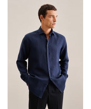 Maskuline Ästhetik: Ihre Silhouette wird stilvoll inszeniert mit dem Business Hemd von Seidensticker aus der "SMART LINEN" Kollektion. Es kann in der Freizeit oder im Sommer zu Ihrer schlichten Eleganz beitragen. Die Webart Leinen aus 100% Leinen ist mit hoher Dichte gewebt und daher extra widerstandsfähig, was sie ideal für pflegeleichte Business-Outfits macht. Im klassisch-geraden Regular Schnitt schafft das Business Hemd höchsten Tragekomfort und liegt locker an. Dieses Hemd verkörpert klassische Eleganz mit modernem Schliff. Für Liebhaber von eleganten Looks ist dieses Langarm-Business Hemd eine sehr gute Wahl. Weitenverstellbare Manschetten unterstützen das Gesamtbild. Durch den Kentkragen wird der universelle Business-Charakter besonders unterstrichen.