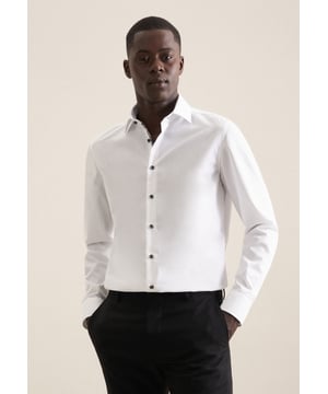 Maskuline Ästhetik: Das Business Hemd von Seidensticker aus der "SMART ESSENTIALS" Kollektion erweitert Ihre Garderobe um einen hochwertigen Look, der den Geist der Zeit trifft. Es ist ein vielseitiger Klassiker, der sich ideal für Homeoffice, Veranstaltungen, Büro oder Freizeit eignet und zu vielen unterschiedlichen Looks passt. Die gewebte Struktur ist aus 100% Baumwolle - die perfekte Leinwand für Ihre individuellen Kombinationen. Als X-Slim ist das Business Hemd körpernah und besonders figurbetont. Balanceakt zwischen klassischem Look und modernen Aspekten: das smarte Seidensticker Hemd. Für Liebhaber von eleganten Looks ist dieses Langarm-Business Hemd eine sehr gute Wahl. Weitenverstellbare Manschetten runden das Gesamtbild ab. Dank dem Kentkragen wird der universelle Business-Charakter hervorgehoben. Nachhaltigkeit ist uns sehr wichtig - dieses Business Hemd entspricht daher unseren hohen Ansprüchen an verantwortungsvolle Rohstoffe, soziale Verantwortung, eine nachhaltige Herstellung, sowie eine plastikfreie Verpackung.