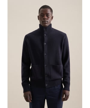 Moderner Schnitt: Die Jacke von Seidensticker aus der "SMART KNIT" Kollektion erweitert Ihre Garderobe um einen hochwertigen Look, der den Geist der Zeit trifft. Im klassisch-geraden Regular Schnitt schafft die Jacke hohen Tragekomfort und liegt weniger eng an. Klassik vereint sich in dieser Basic-Kreation mit eleganter Modernität. Stilsicher und elegant liegen Sie mit dieser Langarm-Jacke immer richtig. Ein Ausschnitt mit Stehkragen betont den smarten Charakter.