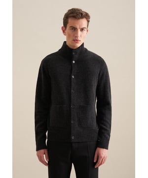Moderner Schnitt: Die Jacke von Seidensticker aus der "SMART KNIT" Kollektion erweitert Ihre Garderobe um einen hochwertigen Look, der den Geist der Zeit trifft. Im klassisch-geraden Regular Schnitt schafft die Jacke hohen Tragekomfort und liegt weniger eng an. Klassik vereint sich in dieser Basic-Kreation mit eleganter Modernität. Stilsicher und elegant liegen Sie mit dieser Langarm-Jacke immer richtig. Ein Ausschnitt mit Stehkragen betont den smarten Charakter.
