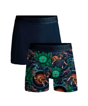 De Boxershorts/Onderbroeken van Muchachomalo zitten als gegoten en zijn gemaakt van hoogwaardig katoen. Een zachte elastische logotailleband van microvezelstof zorgt voor extra comfort. Specificaties •	Normale Pasvorm •	Vlakke gestikte naden voor extra comfort •	Zachte Waistband met het Muchachomalo Logo Onderhoud •	Wassen op 30 graden •	Niet in de droger •	Strijken op matig warme stand (2 stippen) Waarom Muchachomalo? Muchachomalo werkt alleen met fabrieken die BSCI en OEKO-TEX gecertificeerd zijn. Deze fabrieken hebben als doel arbeidsomstandigheden continu te verbeteren. Zij strijden voor het recht op het vormen van een vakbond, veilige werkomstandigheden en zijn tegen dwang- en kinderarbeid. Ook stellen zij consumenten en bedrijven in staat om zelf verantwoordelijke beslissingen te nemen die onze planeet beschermen voor de toekomstige generaties.