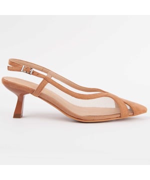Zapato de tacón para mujer. Plantilla de piel 100% natural. Calce cómodo. Fabricado por otras marcas para nuestra marca. Medidas aproximadas: 4 cm de tacón.