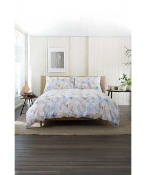 This design takes inspiration from the natural textures and subtle iridescence of mother-of-pearl. Circular shell motifs are rendered in soft, washed-out hues of blue, beige, and ivory, creating an organic and calming aesthetic. Printed on 100% cotton with a 144-thread count, the bedding set is finished with piping and presented in a matching fabric bag.