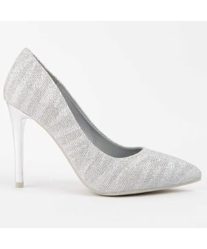 Zapato de tacón para mujer. Calce cómodo. Fabricado por otras marcas para nuestra marca. Medidas aproximadas: 10 cm de tacón.