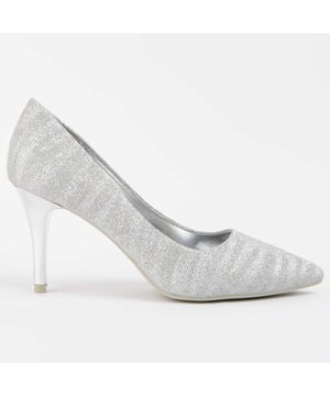 Hakken schoenen voor dames. Comfortabele pasvorm. Gemaakt door andere merken voor ons merk. Ongeveer 8 cm hak