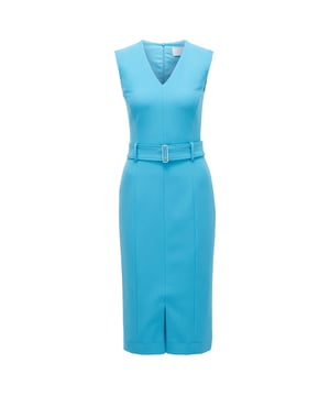 Een slanke rechthoekige gesp complementeert het gestroomlijnde silhouet van deze mouwloze V-hals rok, gemaakt van soepele stretchstof en afgewerkt met een split. Combineer met pumps en een clutch om de look compleet te maken!