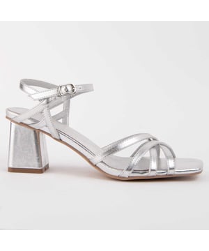 High-Heel Sandale für Damen. Einlegesohle aus 100% natürlichem Leder. Bequemer Sitz. Hergestellt von anderen Marken für unsere Marke. Ungefähre Maße: 6 cm Absatz.