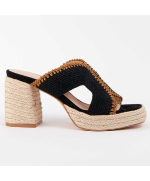 High-Heel Sandale für Damen. Einlegesohle aus 100% natürlichem Leder. Bequemer Sitz. Hergestellt von anderen Marken für unsere Marke. Ungefähre Maße: 10 cm Absatz und 3 cm Plattform.
