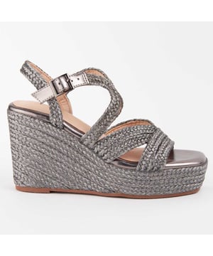Espadrille Wedges für Damen. Einlegesohle aus 100% natürlichem Leder. Bequemer Sitz. Hergestellt von anderen Marken für unsere Marke. Ungefähre Maße: 9 cm Keil und 3 cm Plattform.