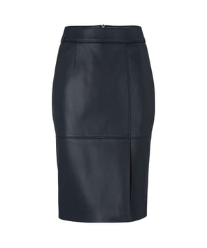Dames BOSS Setora Slim Fit Leren Kokerrok in blauw.Een elegante kokerrok van zacht leer van BOSS Womenswear met een gedefinieerde pasvorm, een split aan de voorkant en details in de panelen. We zoeken voortdurend naar meer verantwoorde manieren om onze producten te produceren en af te werken. Een minimum van 60% van het leer dat gebruikt is om dit product te maken is afkomstig van gecertificeerde leerlooierijen.- Slanke pasvorm- Split aan de voorkant- Standaardlengte- Paslengte achterkant: 67cm- Hoofdmateriaal: 100% Lamsleer.  Voering: 100% Polyester Binnenvoering: 100% Polyester.  Chemisch reinigen door specialist.- Ref: 50489116-404