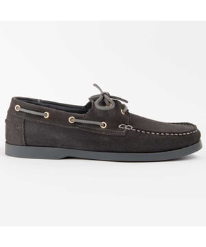 Garantía Purapiel, 10 años de garantía. Náutico casual para hombre. Fabricado en cuero 100% natural libre de Cromo VI. Materiales de máxima calidad. Suela de goma antideslizante. Fabricado por otras marca para nuestra marca.