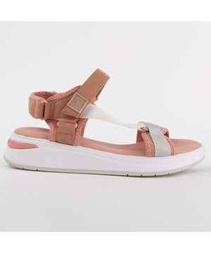 Sandalia casual para mujer. Calce cómodo. Fabricado por otras marcas para nuestra marca.