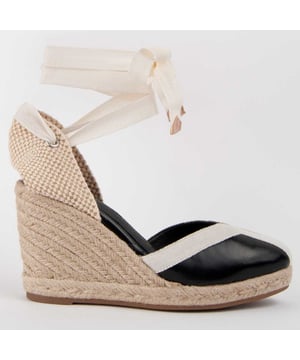 100 % natürliche Leder-Innensohle. Bequeme Passform. Hergestellt von anderen Marken für unsere Marke. Ungefähre Maße: 7 cm Keilabsatz und 2 cm Plattform