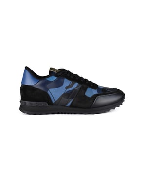 Sneakers Rockrunner Camouflage von Valentino in blau.Aus Wildleder und Leder.Dekorative Nieten aus Gummi. Fersenkappe aus blau Leder.Gekerbte Sohle aus Gummi.Verschluss mit Schnürsenkeln.Made in Italy.
