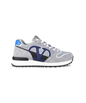 Valentino Garavani VLogo Pace sneakers in grijs suède.Grijze stoffen inzetstukken.VLogo Signature detail in marineblauw leer.Hemelsblauwe leren toonbank.Tong met logolabel.Witte veters.Tweekleurig blauw lint tussen de veters.Zwarte details.Witte rubberen zool met zwarte logostreep op de achterkant.Gemaakt in Italië.
