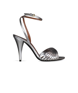 Sandalias Tina Saint Laurent en piel metálica plateada.Punta redonda abierta.Tiras superpuestas en la pala.Correa de tobillo con cierre de hebilla.Suela de cuero.Tacón de 10 cm.Made in Italy.