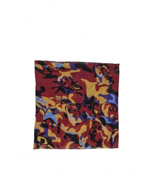 Bufanda de Alexander McQueen.Patrón de camuflaje y calavera roja, amarilla, negra y violeta.85% viscosa, 15% seda.Made in Italy.