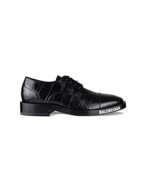 Balenciaga Derby van zwart kalfsleer met krokodillenprint.Wit Balenciaga-logo op de buitenzool.Vetersluiting.Ronde neus.Leren zool.100% leer.Gemaakt in Italië.