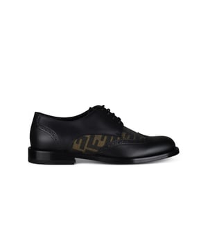 Fendi Derbys aus schwarzem Leder.Steppnähte aus Brogues.Details aus FF-Stoff in den Tönen Schwarz und Tabak. Schwarzer Schnürverschluss auf der Vorderseite.Ledersohle mit rutschfester Einspritzung.Zehenkappe in Mandelform.Made in Italy.
