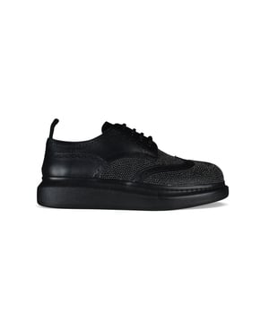 Derbies híbridos Alexander Mcqueen en cuero negro.Suela de goma sobredimensionada.Tachuelas decorativas en la parte delantera.Cierre de cordón negro.Made in Italy.
