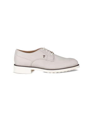 Tod's Derby in beigem Leder.Sohle aus Gummi.Weiße Schnürsenkel.Made in Italy.