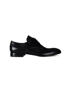 Prada zwarte leren scratchschoenen.Tong met logo in reliëf.Leren zool.100% kalfsleer.Gemaakt in Italië.