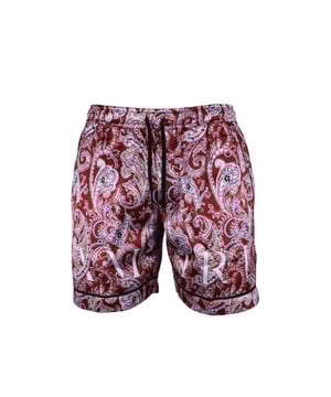 Pantalón corto Amiri de viscosa roja.Estampado de bandana blanca en toda la prenda.Logotipo blanco en la parte inferior.Parche de cuero negro con logotipo en la espalda.Bolsillos laterales. Cintura elástica. Cordón de ajuste negro.Detalles en negro. Made in Italy.