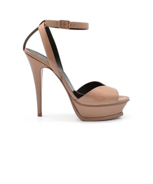 Tribute Lips Saint Laurent sandalen in nude lakleer. Verstelbaar enkelbandje met gegraveerde Saint Laurent-gesp en afgeschuind platform. Hakhoogte 13 cm inclusief 3 cm plateau. Leren zool. Gemaakt in Italië.