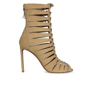 Sandalias de ante con tacones con cordones.Color camello.Tacón de 10,5 cm.Fabricado en Italia.