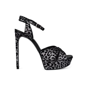 Tribute Saint Laurent zilveren en zwarte sandalen met luipaardeffect. Verstelbaar bandje met zilveren gegraveerde gesp.Afgeschuind platform.Hakhoogte 13,5 cm inclusief platform van 3 cm.Leren zool.Made in Italy.